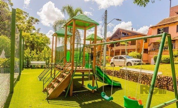 Casa sobrado na Lomba do Pinheiro com 4 dormitórios e 2 vagas