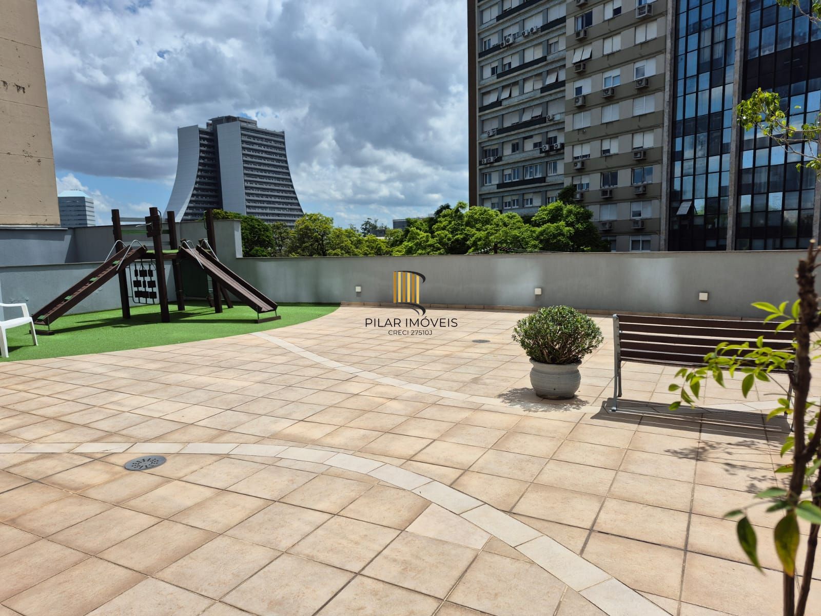 Apartamento no Centro de 2 dormitórios e 2 vagas DESOCUPADO