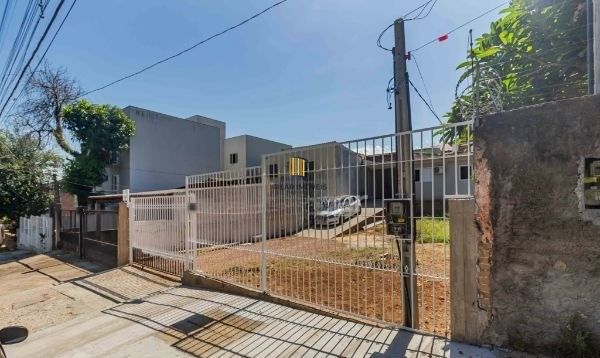 Casa no bairro Jardim Carvalho de 2 dormitórios e amplo pátio