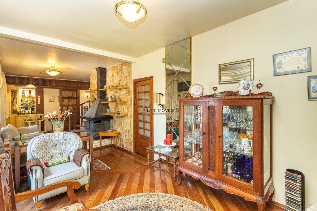 Casa sobrado no Partenon de 3 dormitórios e amplo pátio