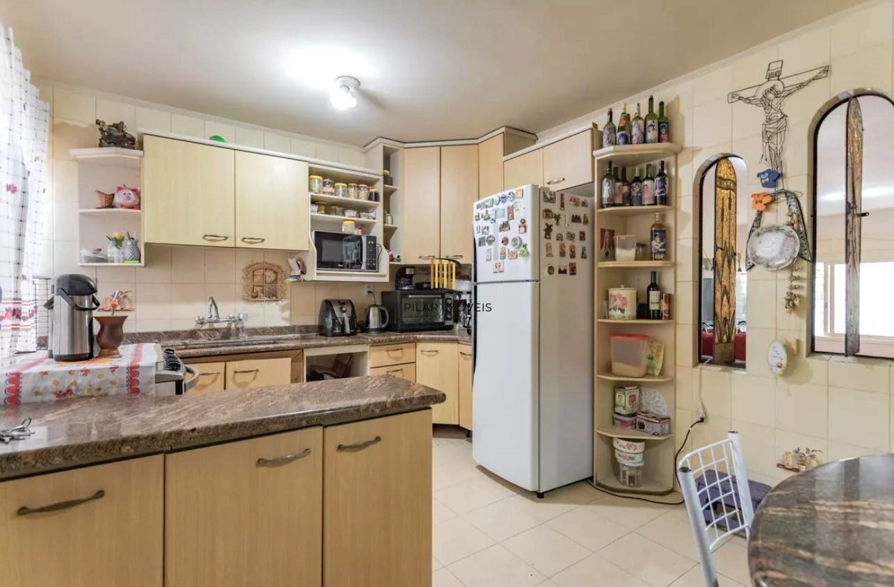 Sobrado no bairro Vila Ipiranga de 4 dormitórios e 2 vagas