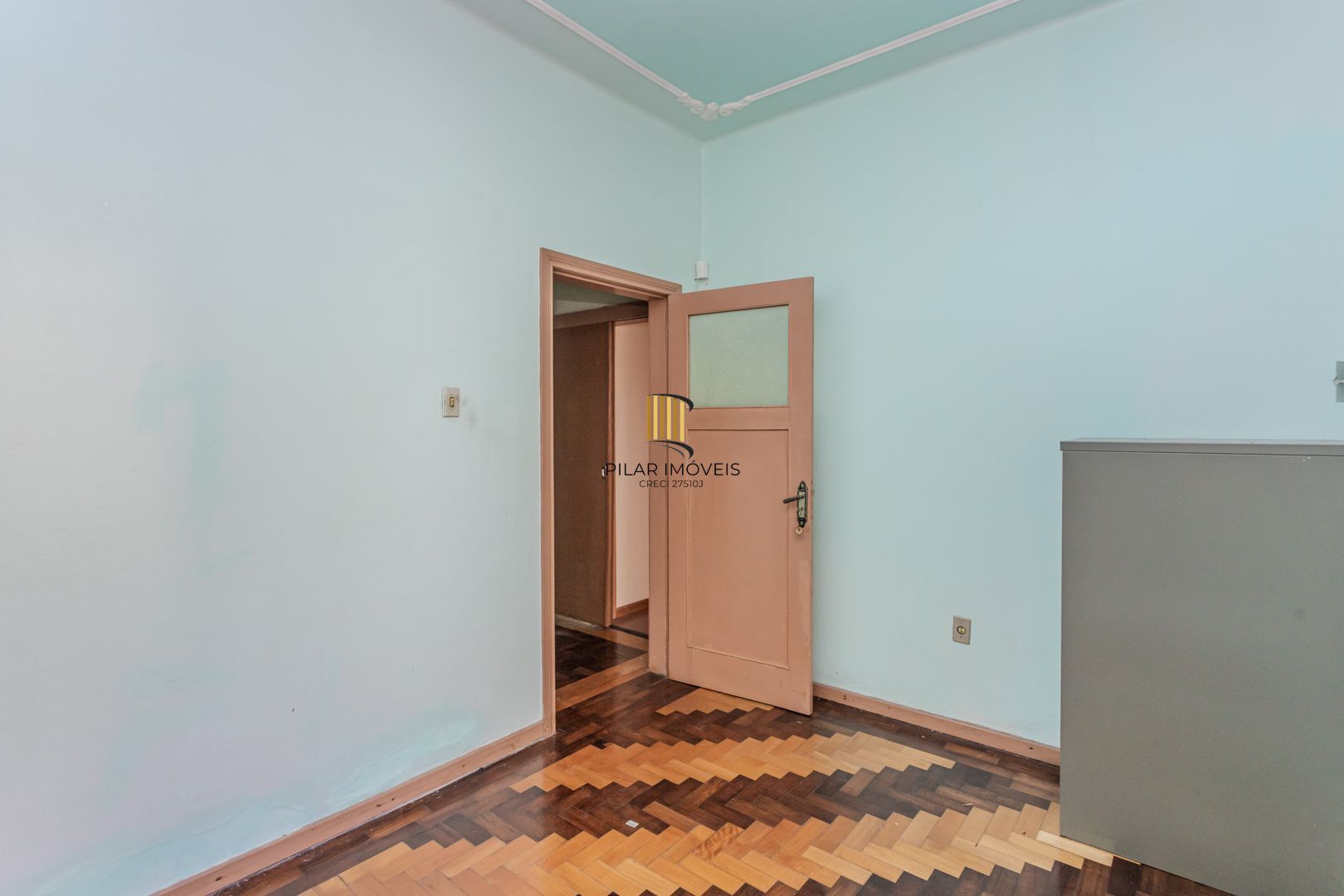 Casa sobrado no Partenon com 5 dormitórios e 4 vagas