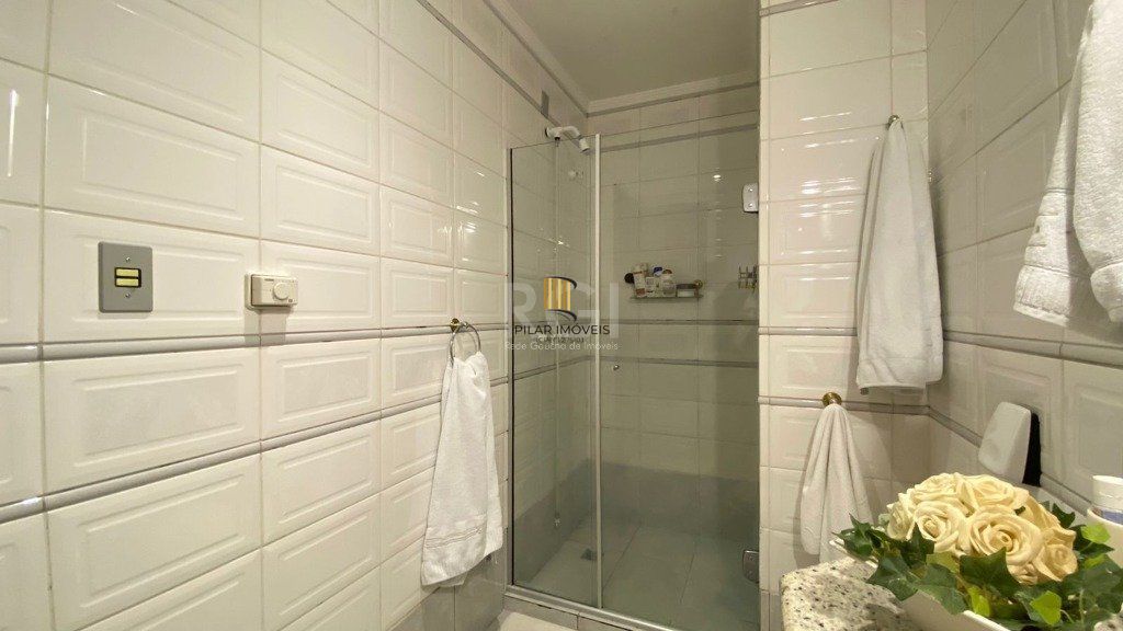 APTO SEMI MOBILIADO NO CENTRO DE GRAMADO, com lareira , sacada , churrasqueira