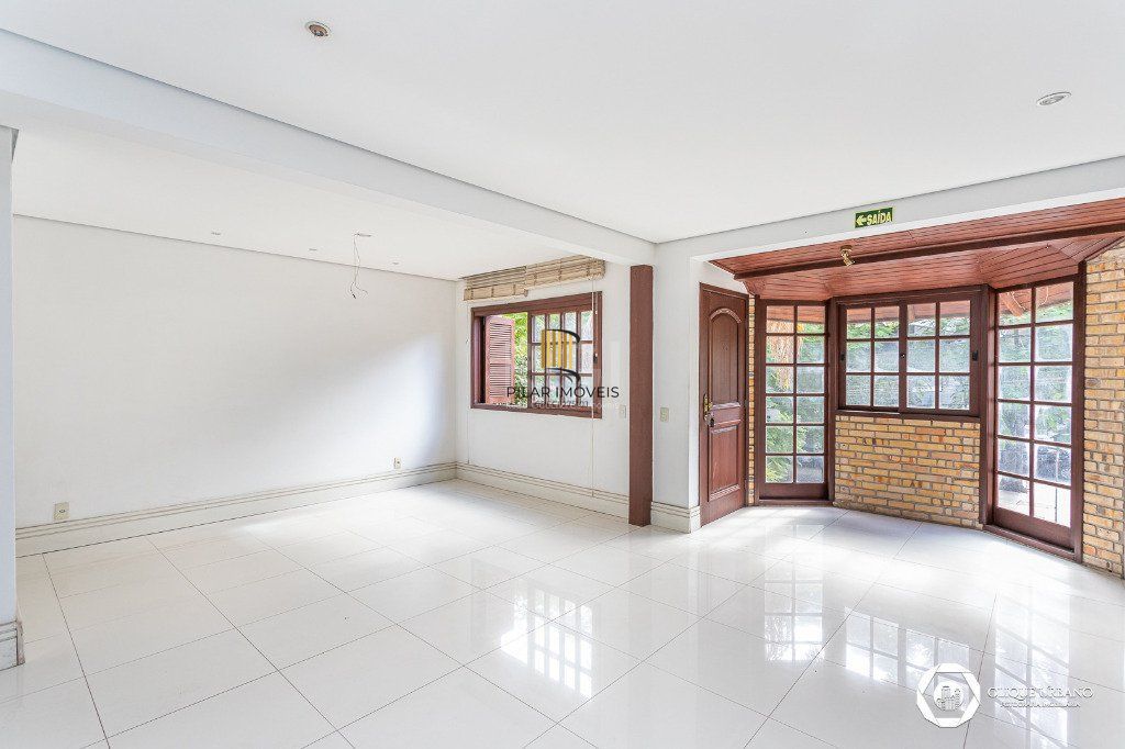 Casa para Venda - 330m², 4 dormitórios, sendo 3 suites, 2 vagas - Petrópolis