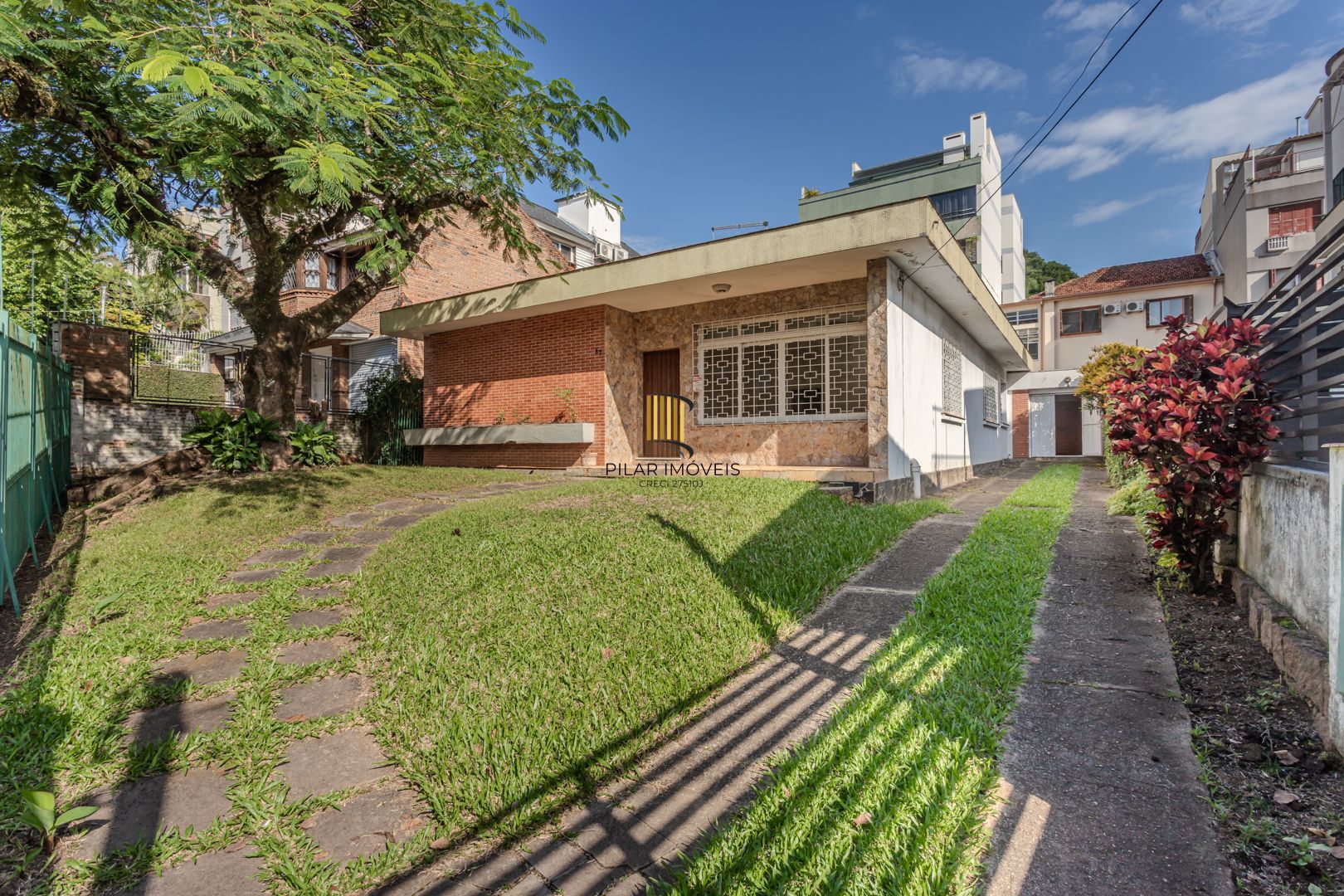 Casa no Menino Deus de 3 dormitórios e 5 vagas DESOCUPADA - Pilar Imóveis