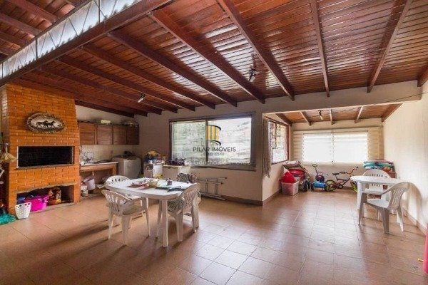 Casa para Venda de 3 dormitórios 6 vagas - Chácara das Pedras