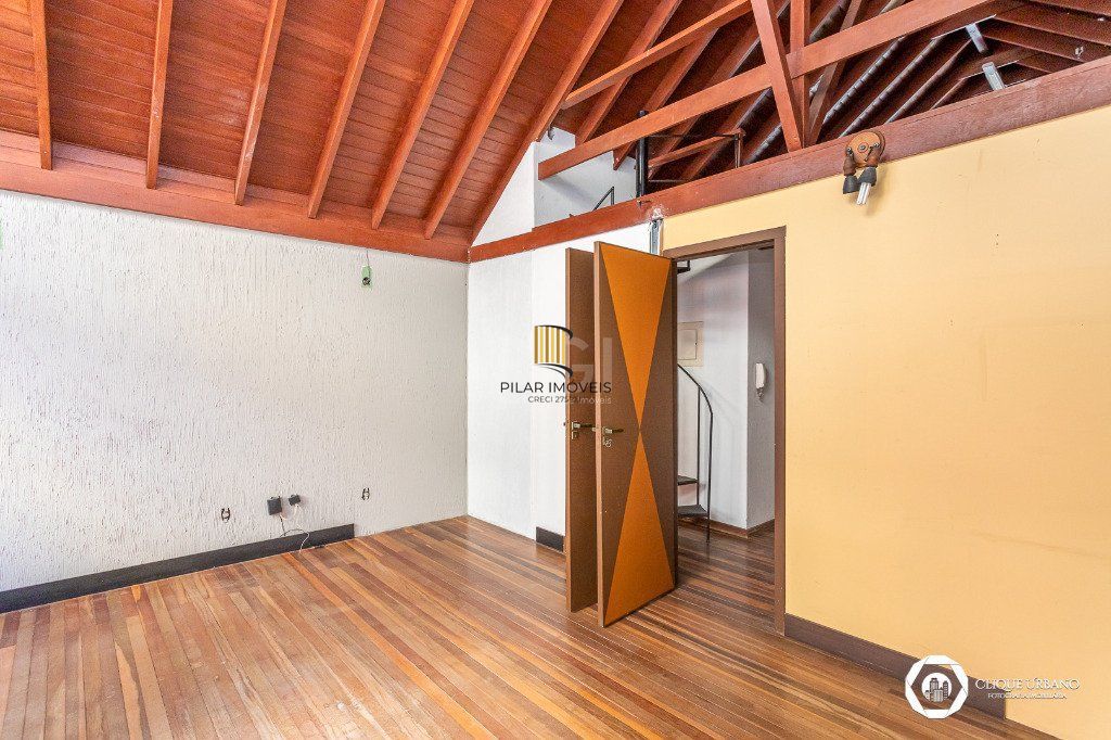 Casa para Venda - 330m², 4 dormitórios, sendo 3 suites, 2 vagas - Petrópolis