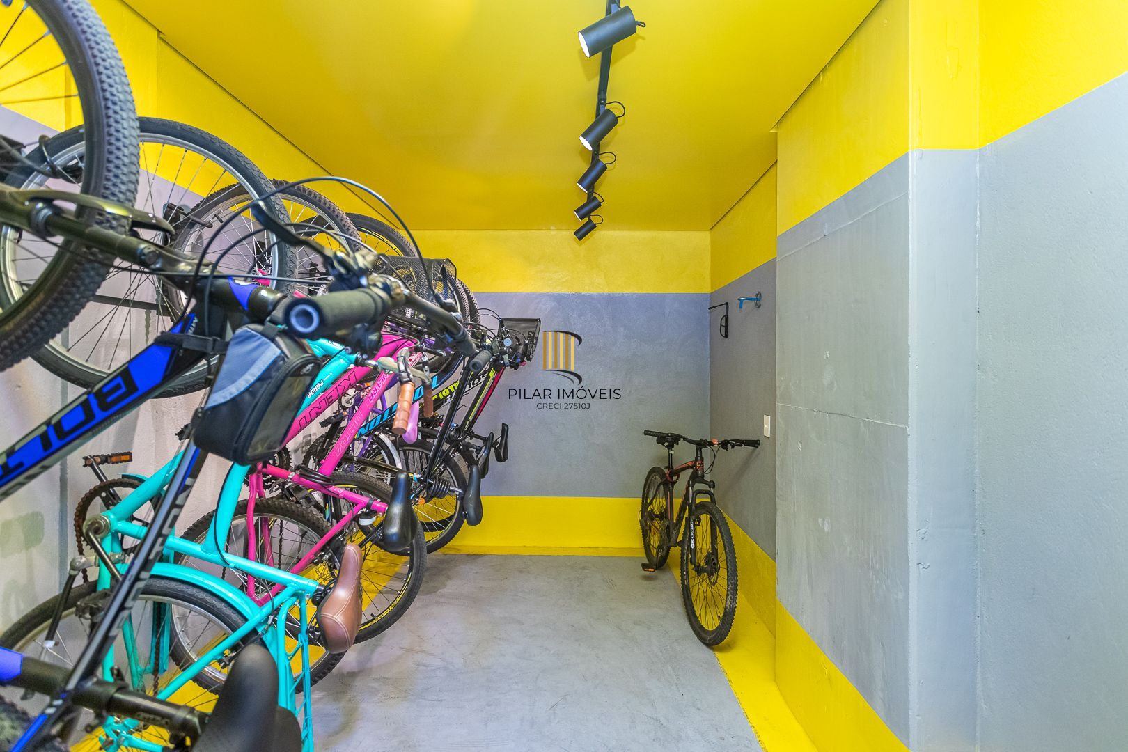 Apartamento 02 dormit com suíte e 01 vaga, no bairro Azenha, em Porto Alegre.