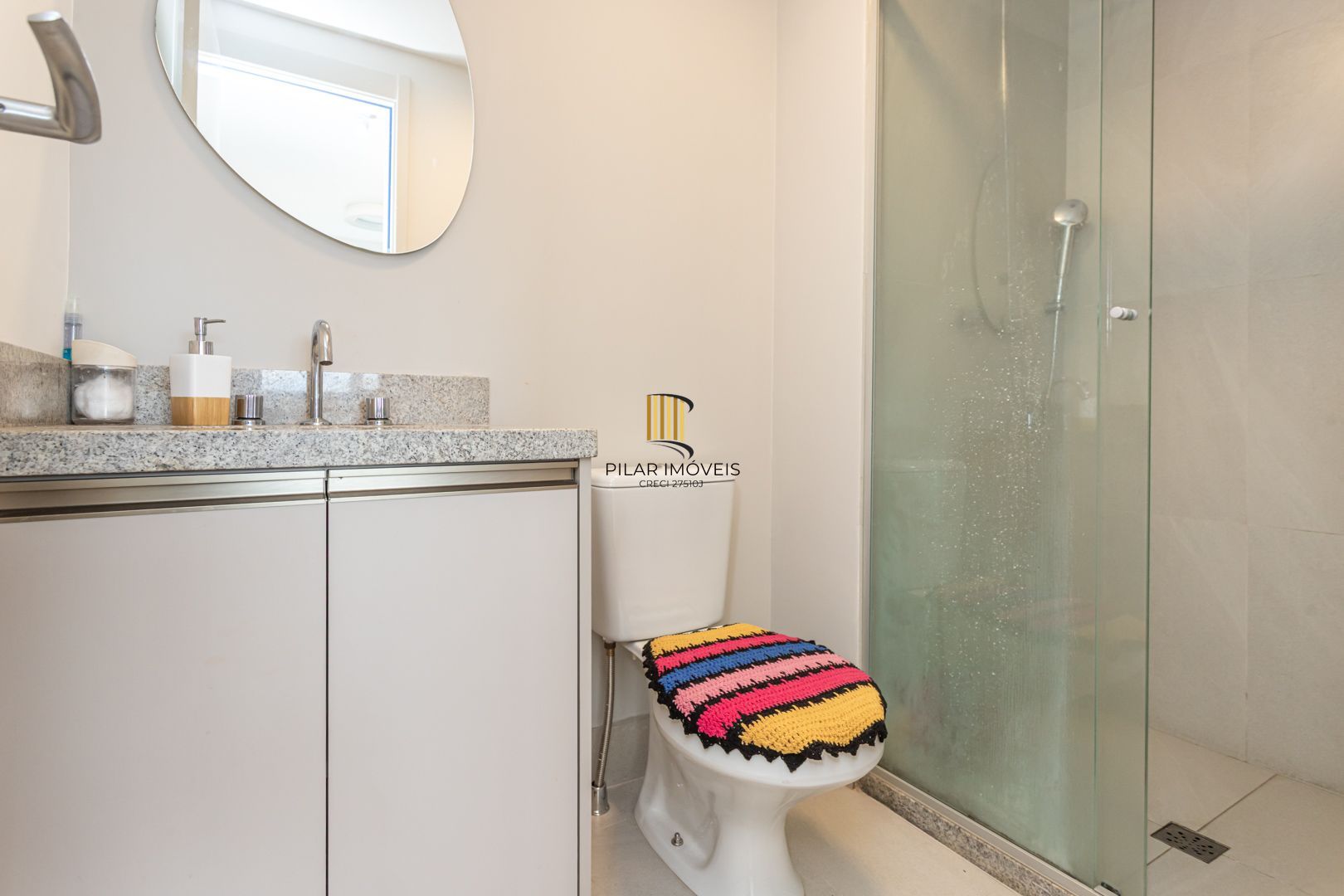 Apartamento 02 dormit com suíte e 01 vaga, no bairro Azenha, em Porto Alegre.