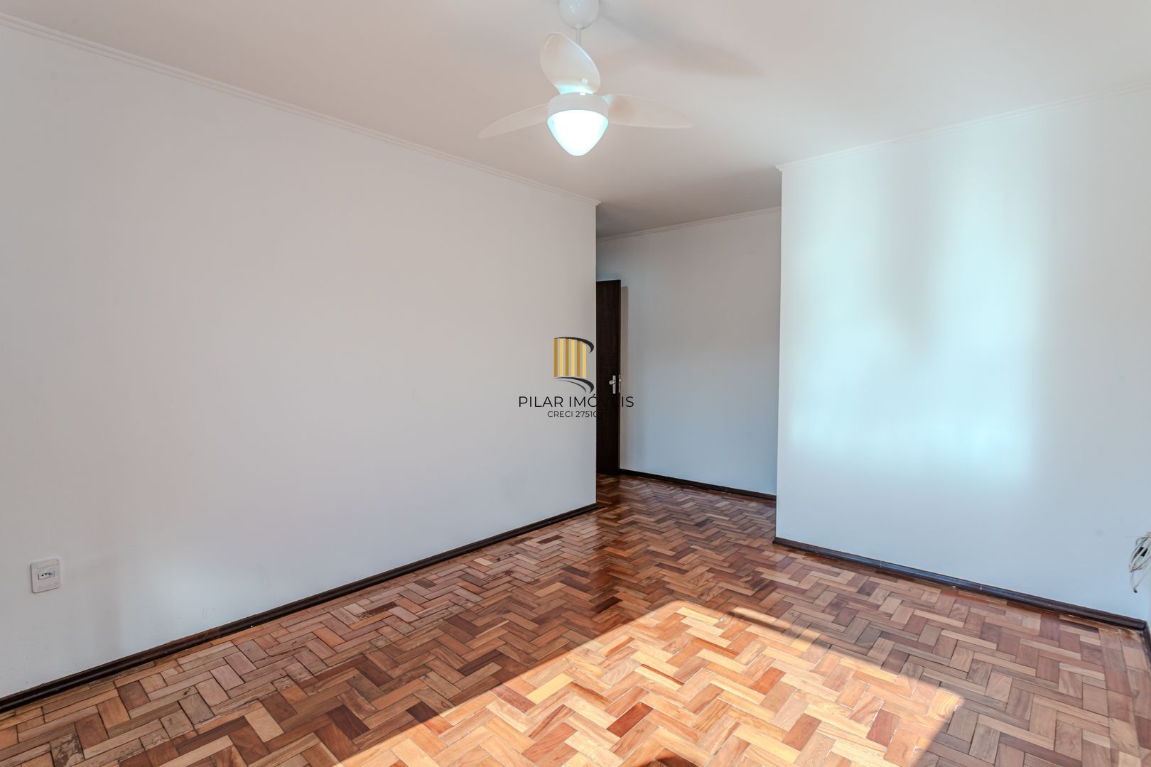 Casa no Partenon com 4 dormitórios e 4 vagas DESOCUPADA