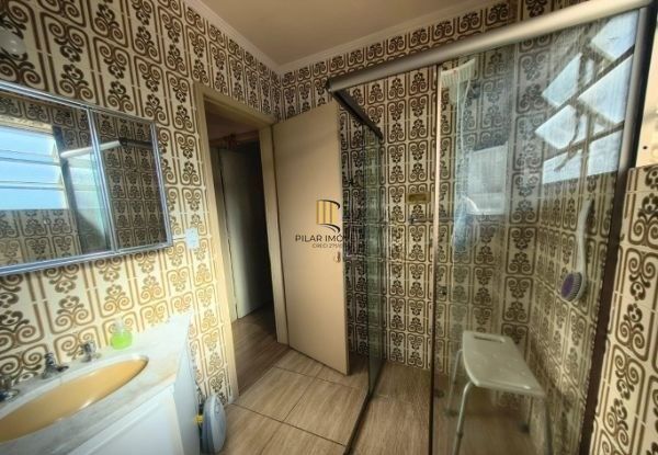 Apartamento de 2 dormitórios com dependência e vaga no bairro Santana