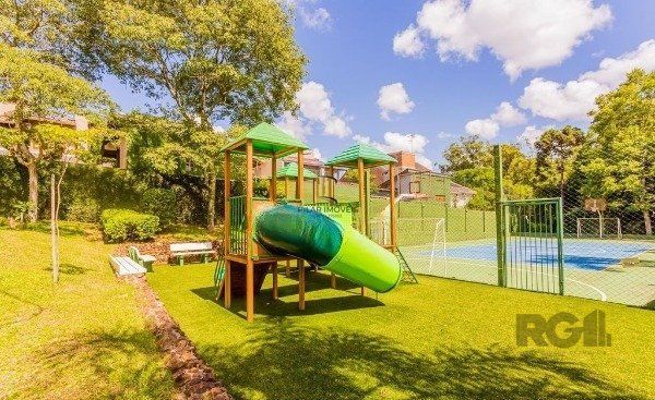 Casa sobrado na Lomba do Pinheiro com 4 dormitórios e 2 vagas