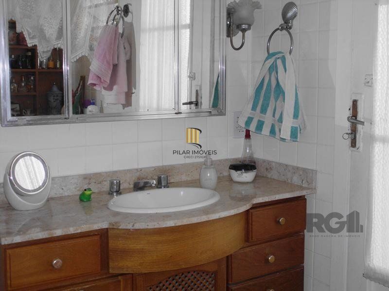 Casa sobrado no bairro Higienópolis de 3 dormitórios e 2 vagas