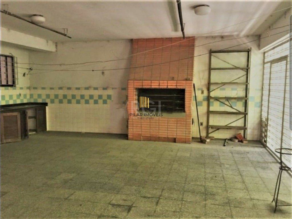 Casa de 3 dormitórios  4 vagas amplo terreno - Menino Deus