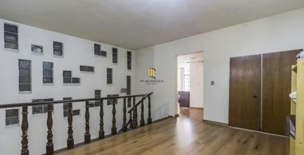 Casa sobrado no bairro Auxiliadora de 5 dormitórios e 4 vagas