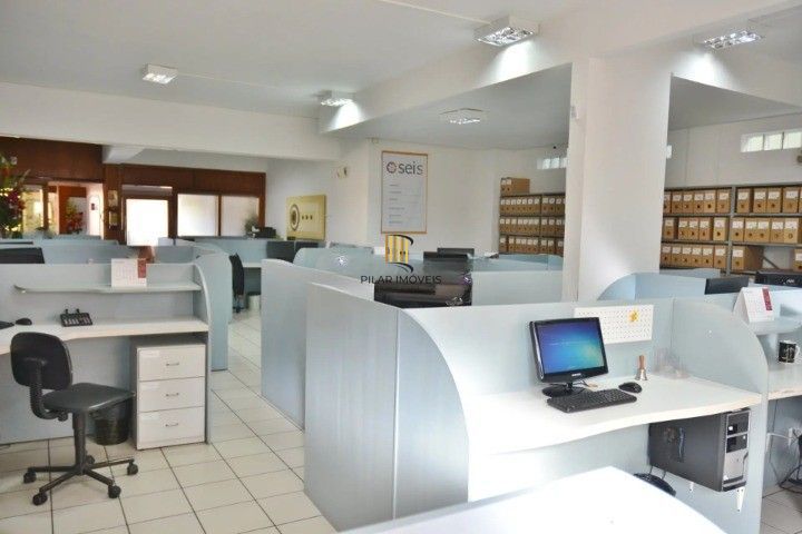 Casa Comercial e Residencial com 518m² (4 quartos / 5 banheiros / 3 vagas garagem) no Bairro Partenon localizada à meia quadra da Av. Bento Gonçalves.