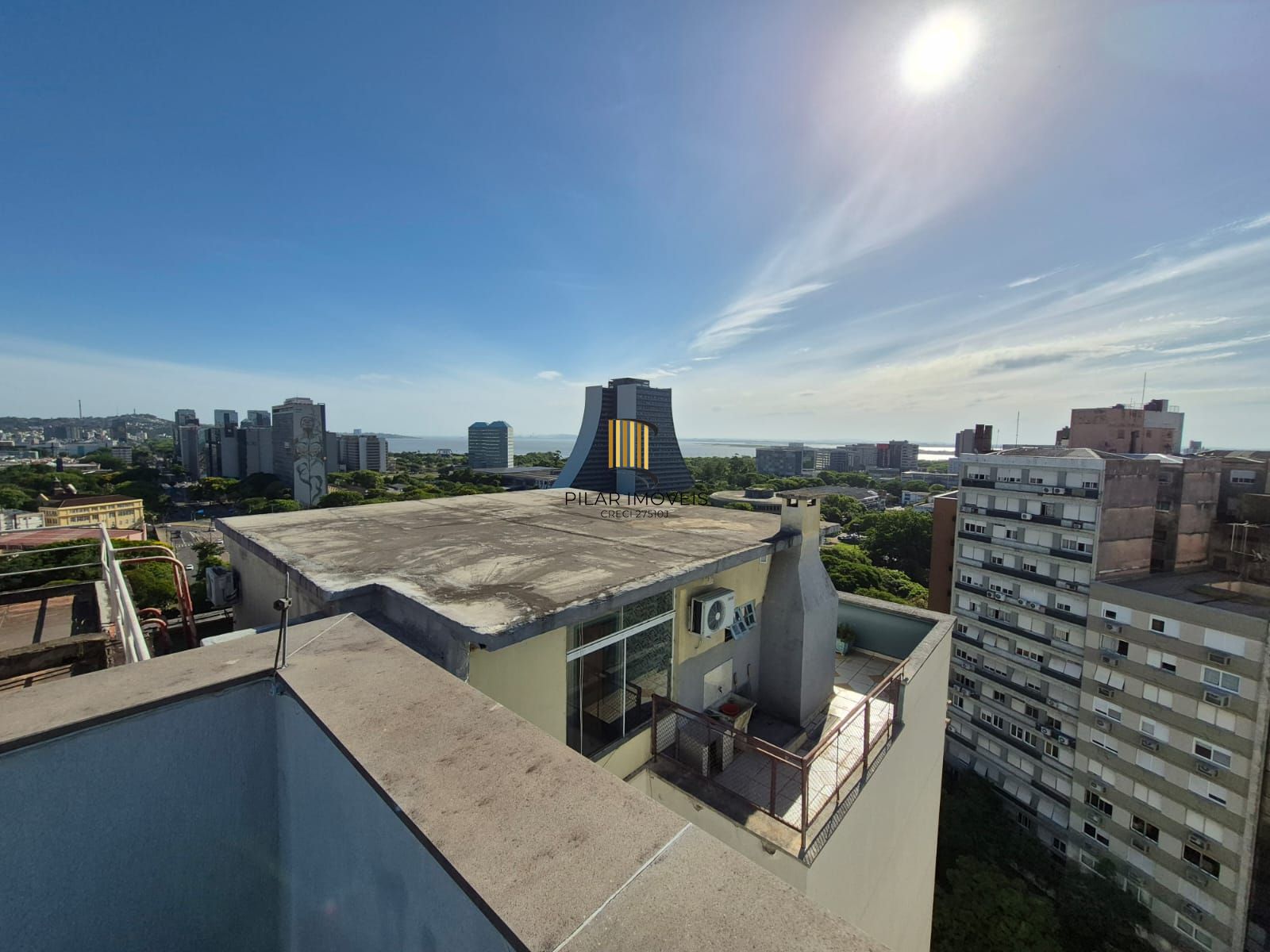 Apartamento no Centro de 2 dormitórios e 2 vagas DESOCUPADO