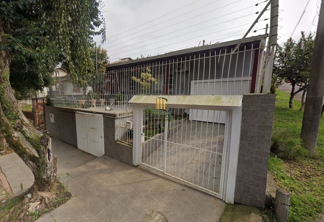 Casa no bairro Tristeza de 4 dormitórios e 4 vagas