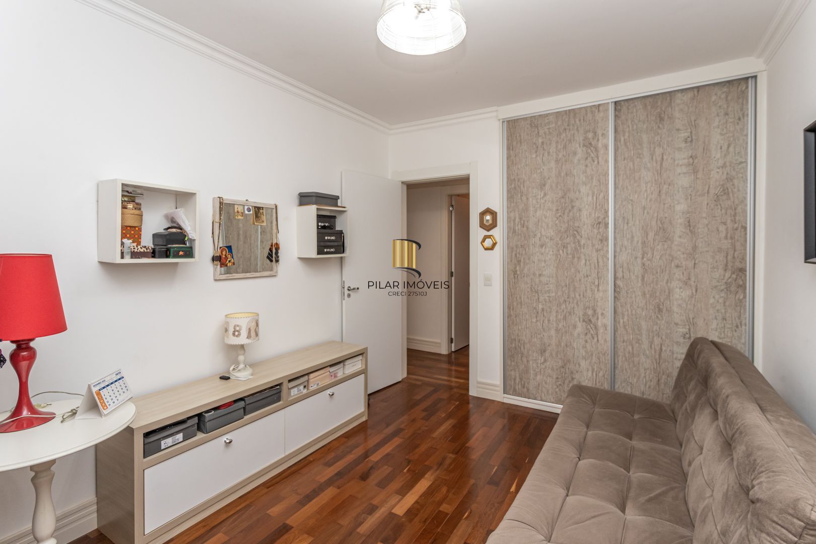 3 DORMITÓRIOS SEMI MOBILIADO NA CORTE REAL C/ELEVADOR E VAGA DE GARAGEM ESCRITURADA