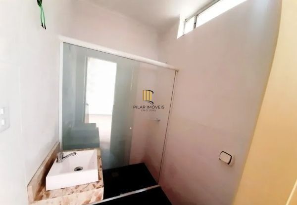 Apartamento no Petrópolis de 3 dormitórios e 2 vagas