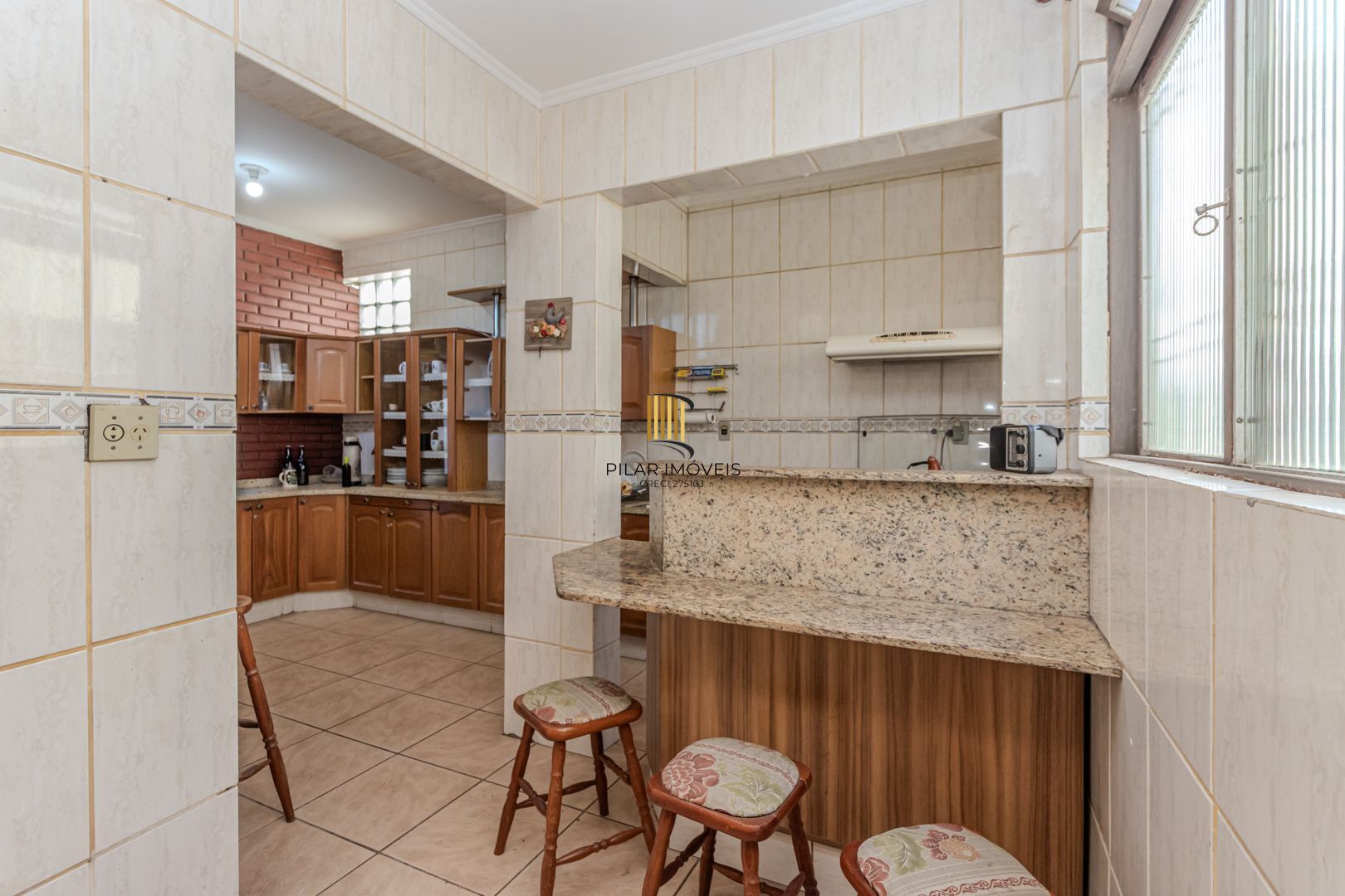 Prédio Residencial no Passo D'areia com 8 dormitórios e 8 vagas