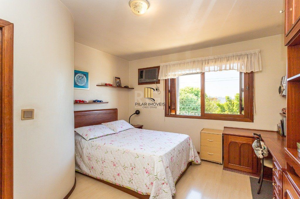 Casa sobrado no Partenon de 3 dormitórios e amplo pátio