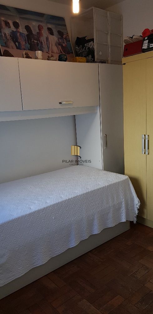 Apartamento no Petrópolis de 2 dormitórios e dependência
