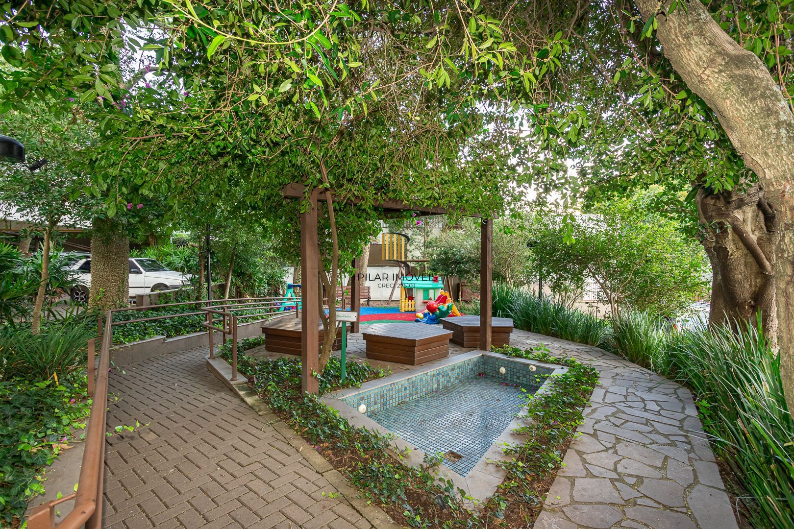 Apartamento no bairro Teresópolis de 2 dormitórios vaga e infra