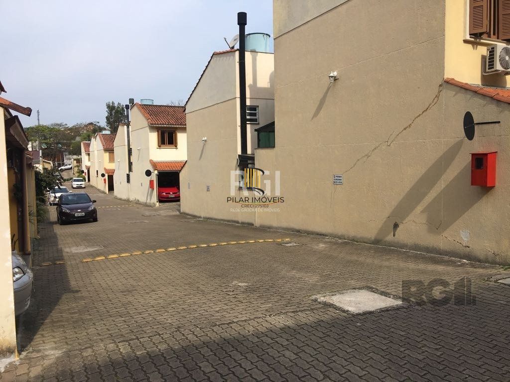 Casa em condomínio no Partenon de 3 dormitórios e vaga