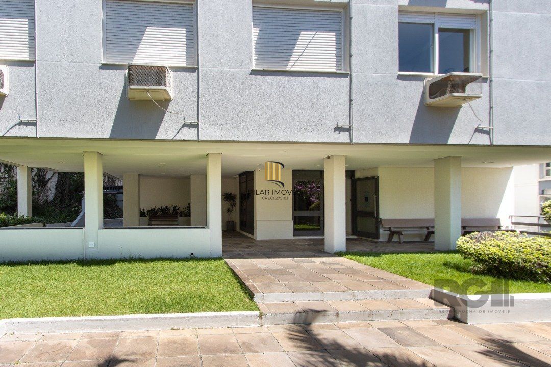 Apartamento no Petrópolis de 2 dormitórios dependência e vaga desocupado