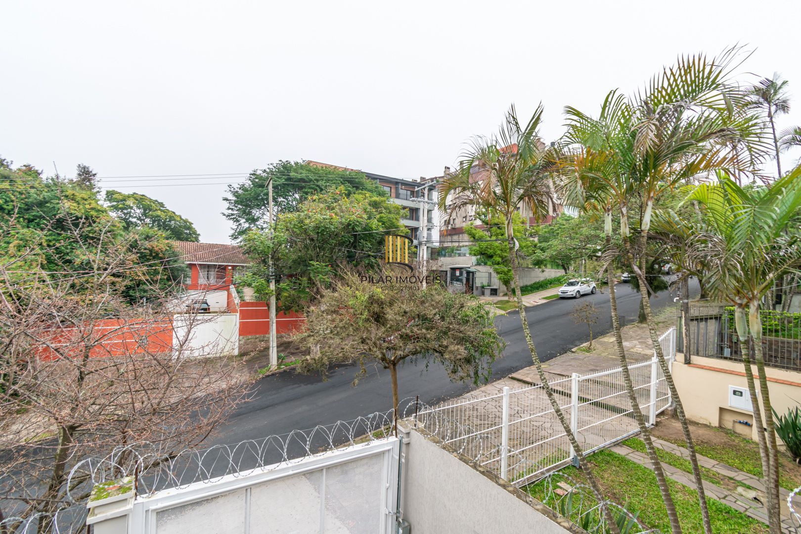 Casa sobrado no bairro Cristal de 3 dormitórios e 3 vagas