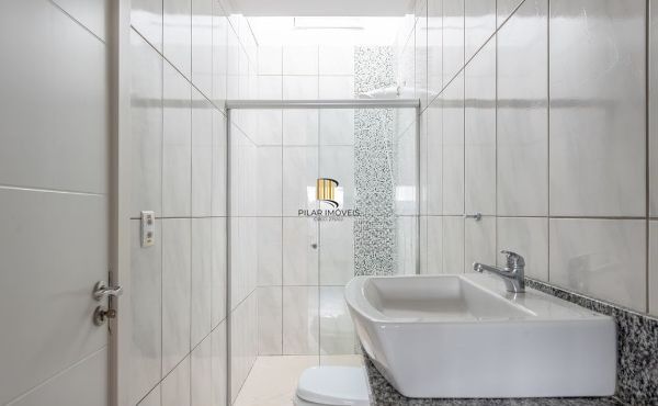 Casa sobrado no bairro Vila Ipiranga de 3 dormitórios e 2 vagas