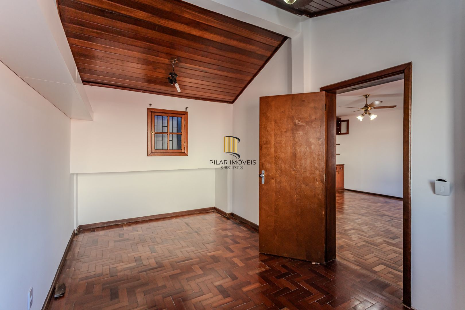 Casa no Partenon com 4 dormitórios e 4 vagas DESOCUPADA