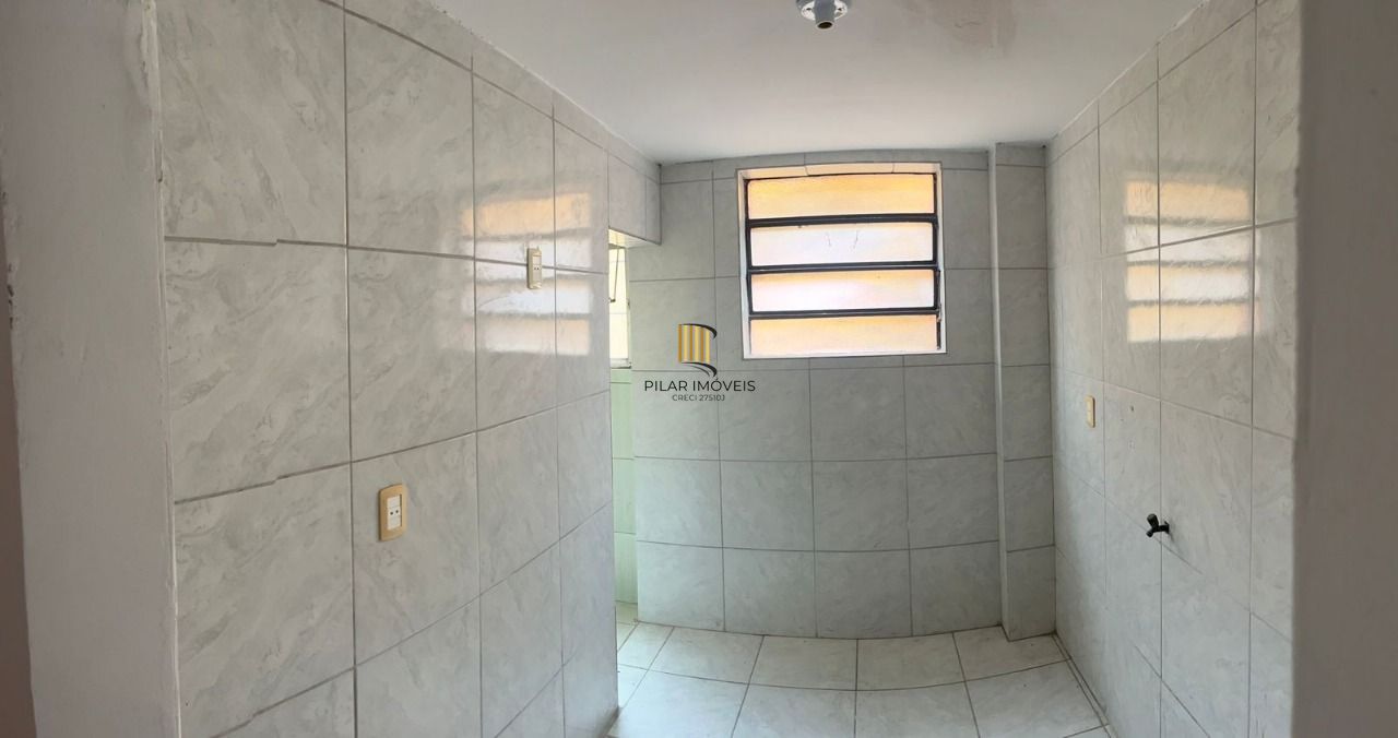 Apto 2 dormitorios, banheiro, sala, cozinha.