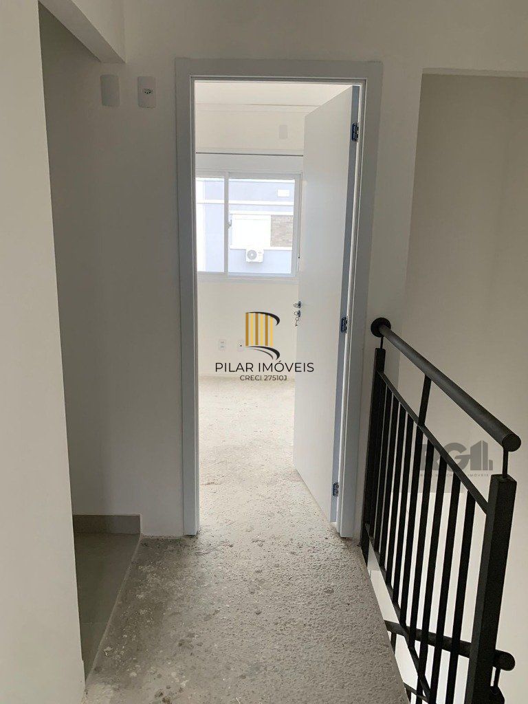 Sobrado novo com aproximadamente 88m² no bairro Vila Nova.