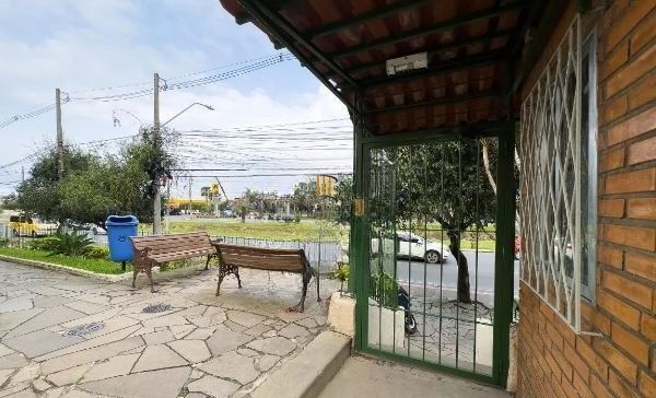 Apartamento de 2 dormitórios reformado no bairro Cristal