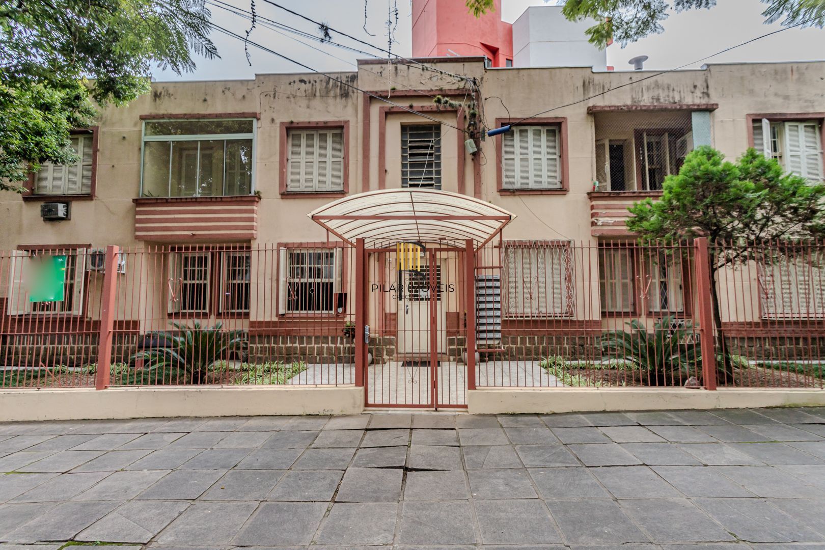 Apartamento no bairro Petrópolis de 2 dormitórios térreo com pátio DESOCUPADO