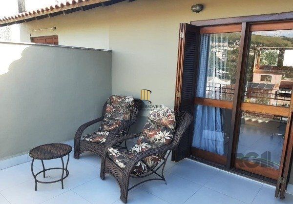 Sobrado triplex no Partenon de 3 dormitórios e 2 vagas