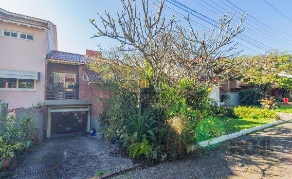 Casa sobrado na Lomba do Pinheiro com 4 dormitórios e 2 vagas