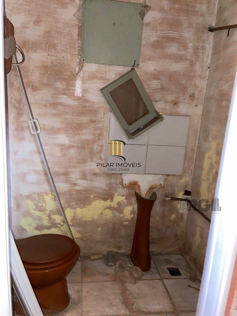 Casa para utilização comercial, no bairro Teresópolis, em Porto Alegre, RS.