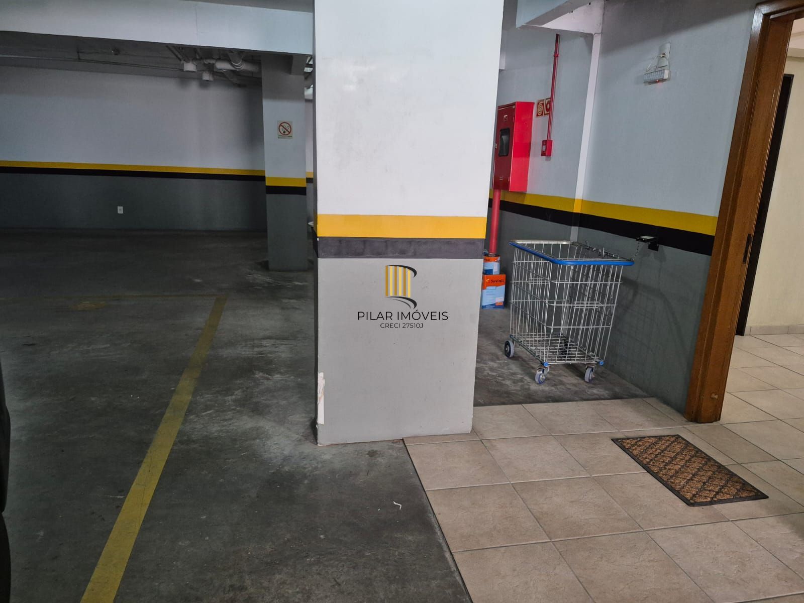 Apartamento no Centro de 2 dormitórios e 2 vagas DESOCUPADO