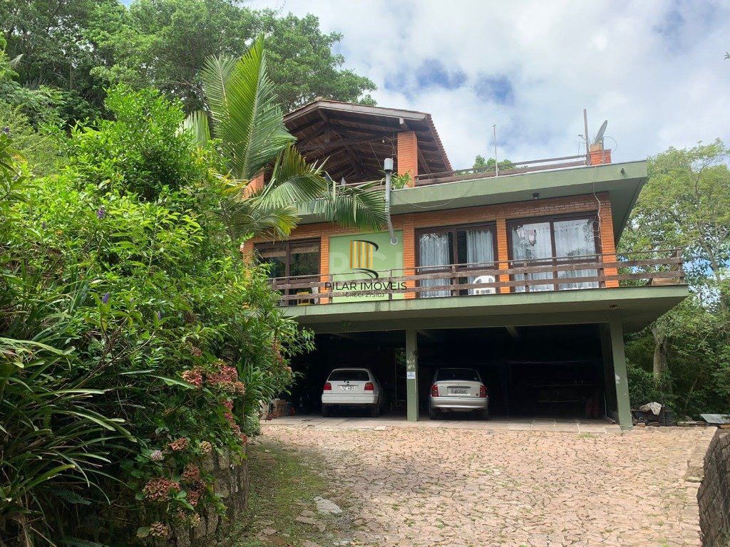 Terreno de 5.280 m², com 3 casas, no bairro Ponta Grossa, em Porto Alegre.