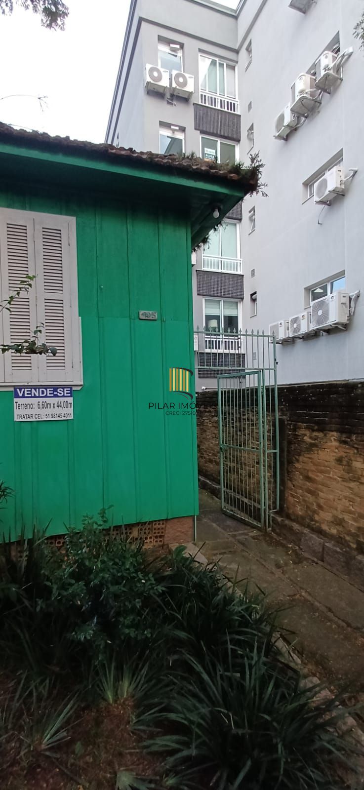 Vende-se casa de madeira, com dois dormitórios, banheiro, sala e cozinha. Localização privilegiada no bairro Jardim Botânico. Área do terreno com 6,6mx44m.