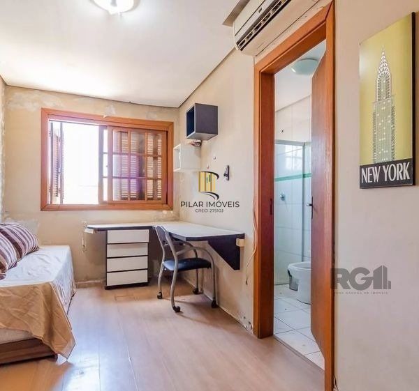 Casa sobrado no Partenon de 4 dormitórios e 2 vagas