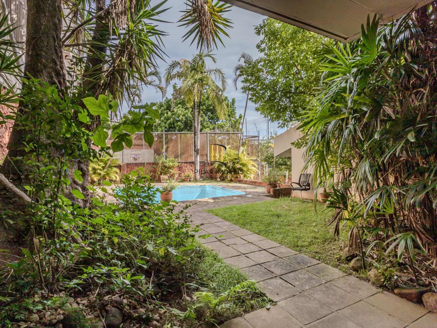 Casa sobrado no Menino Deus de 3 dormitórios e 3 vagas