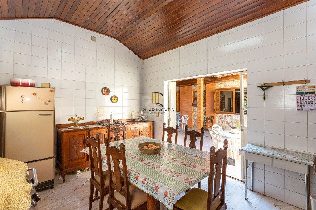 Casa sobrado no Partenon de 3 dormitórios e amplo pátio