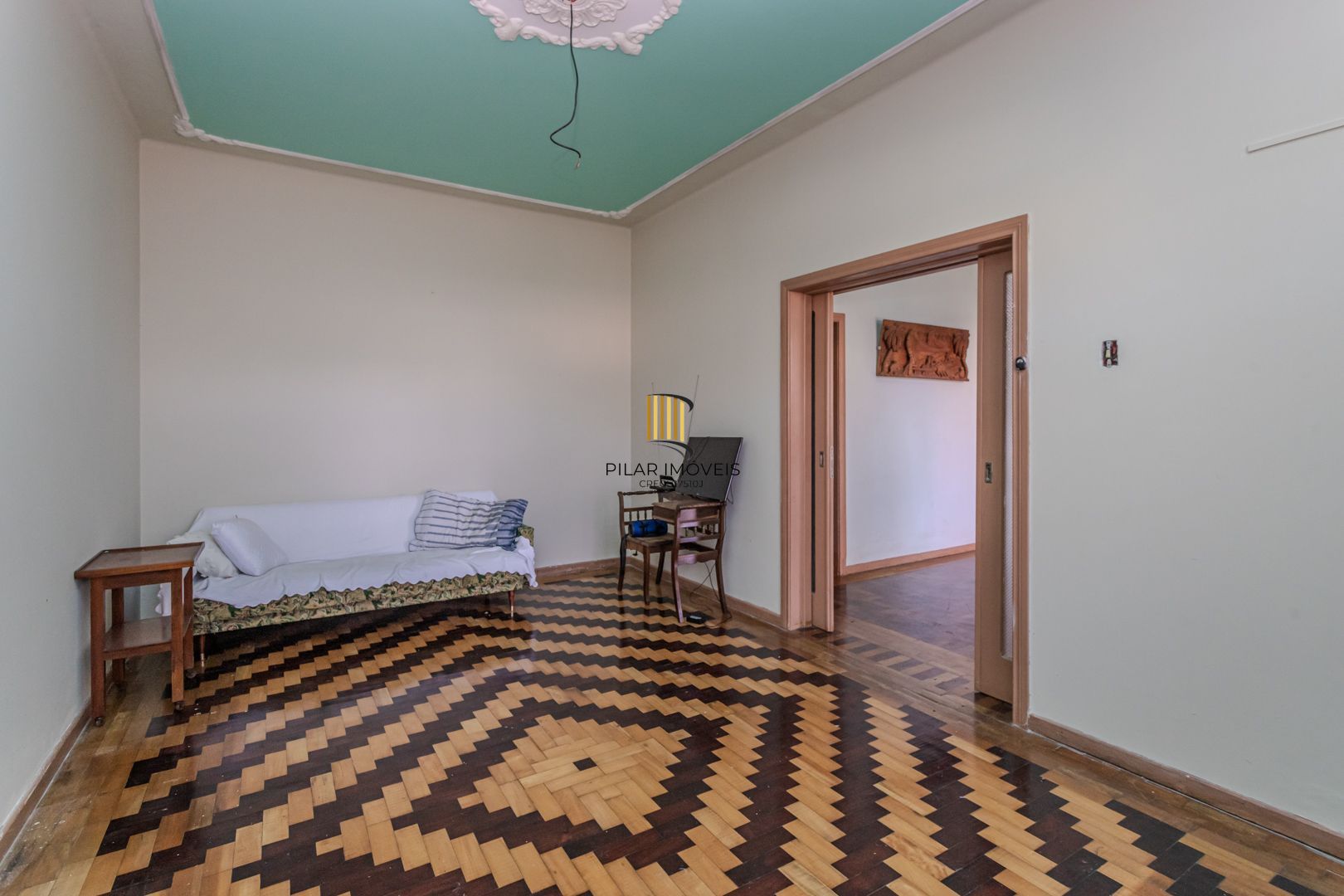 Casa sobrado no Partenon com 5 dormitórios e 4 vagas