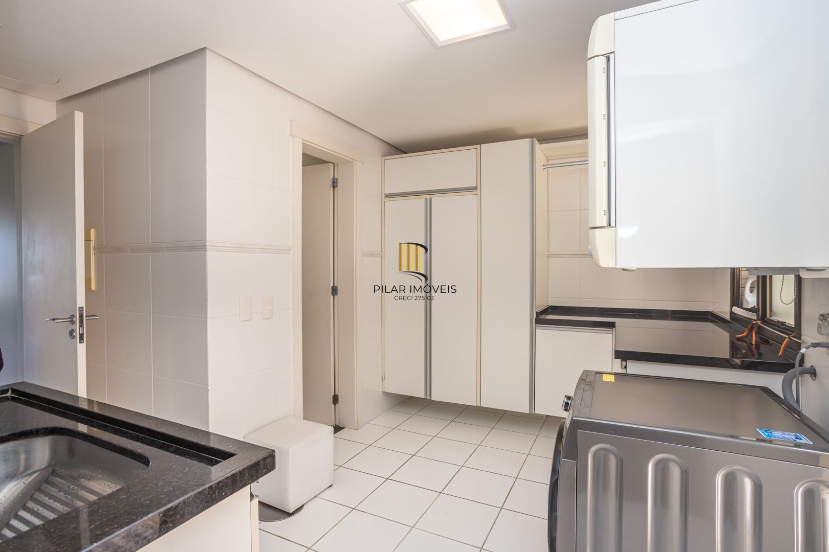 COBERTURA MOBILIADA COM VISTA PARA O GUAÍBA