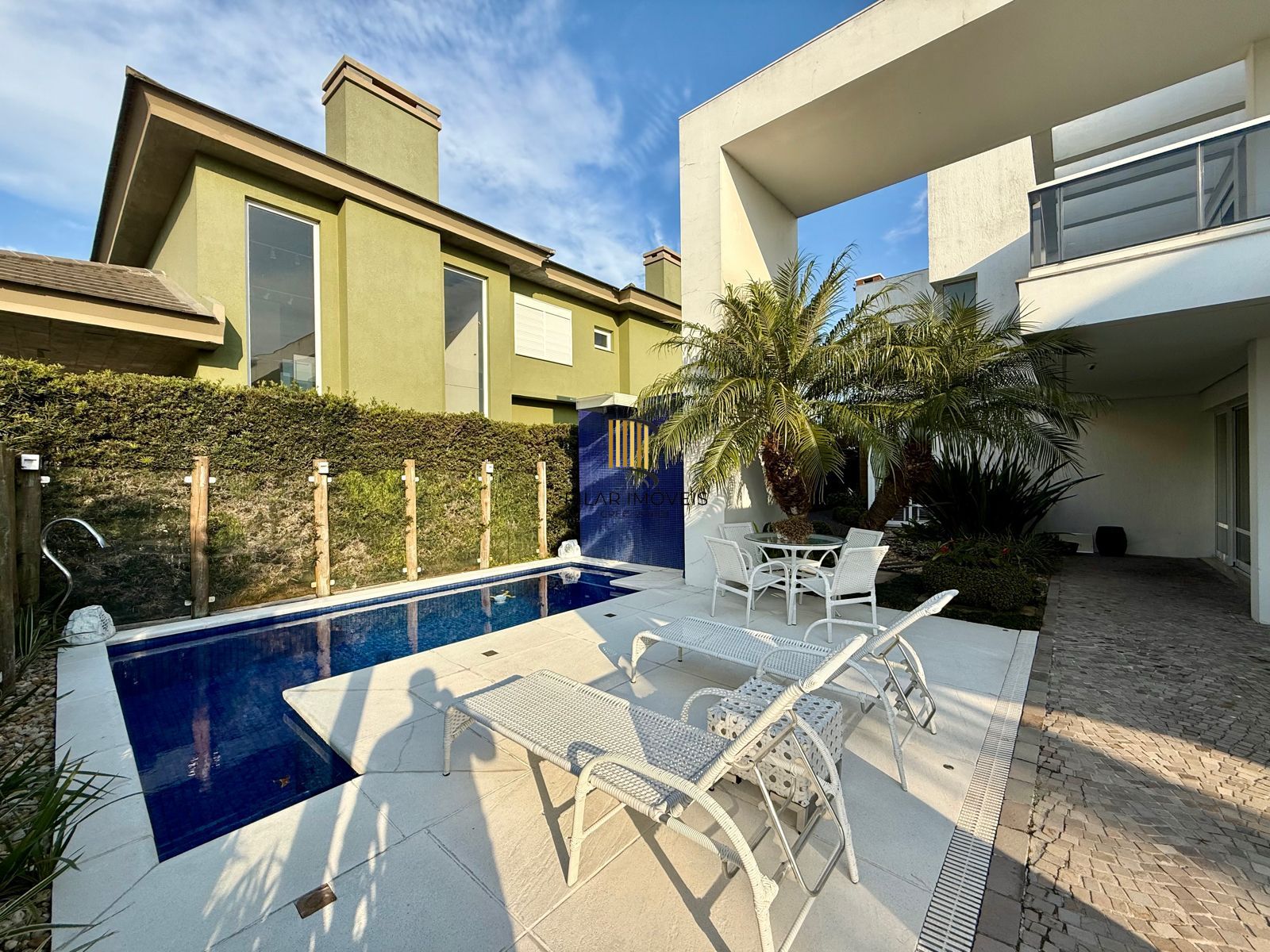 Casa 4 dormitórios no bairro Maristela