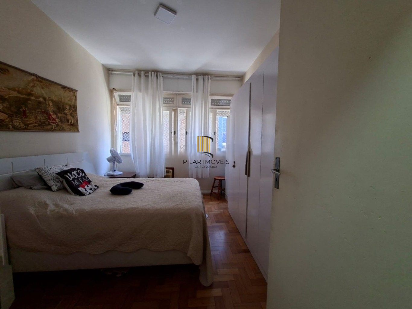 Lindo apartamento de 2 dorm. + dependência no Centro Histórico